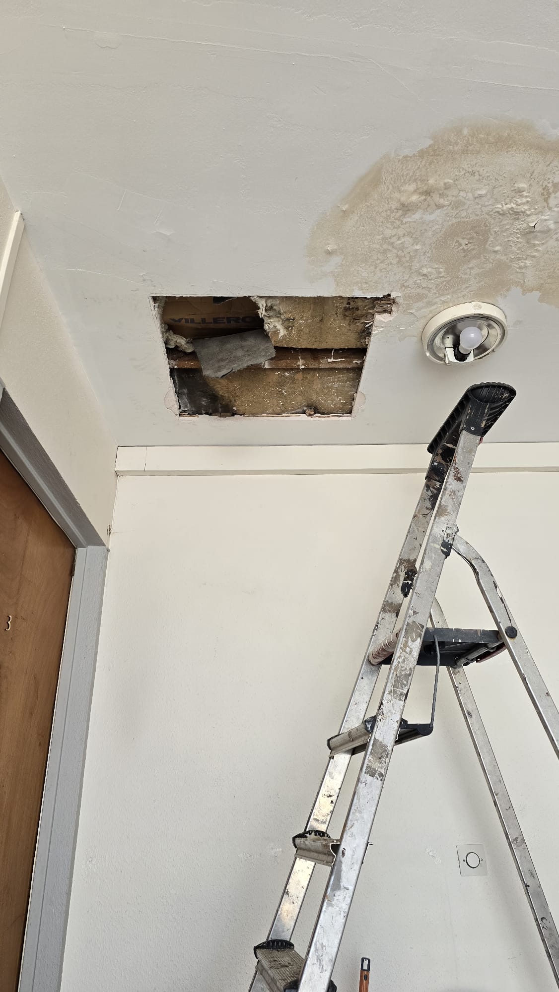Infiltration eau plafond — intervention nécessaire