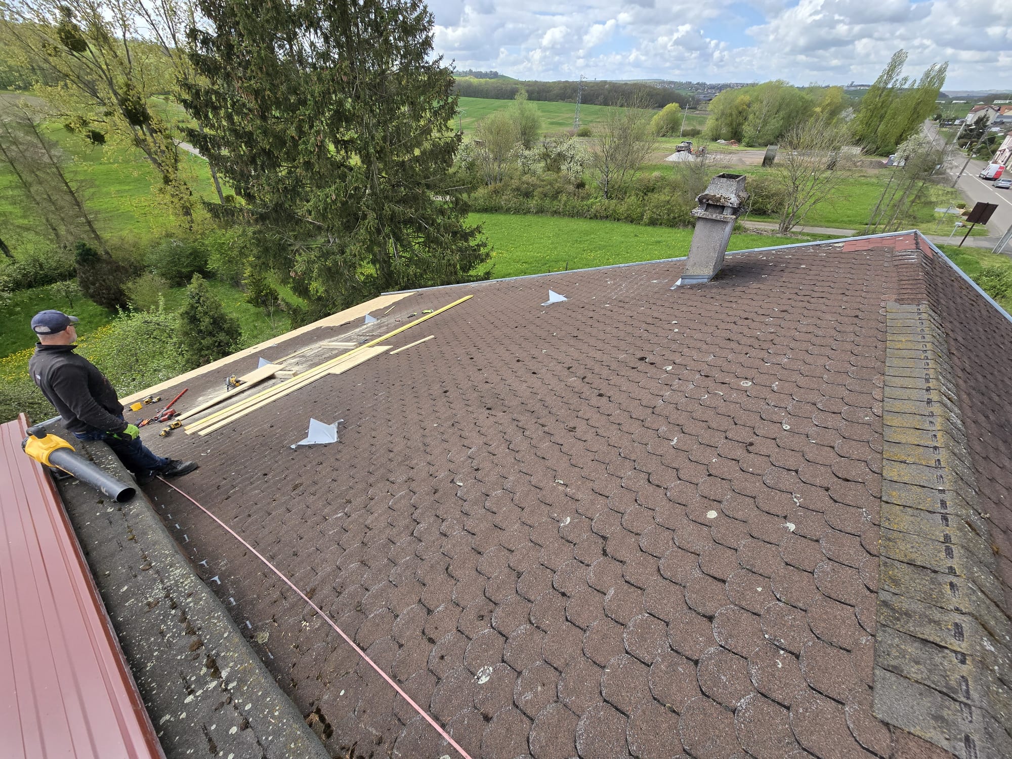 Couvreur sur chantier bac acier