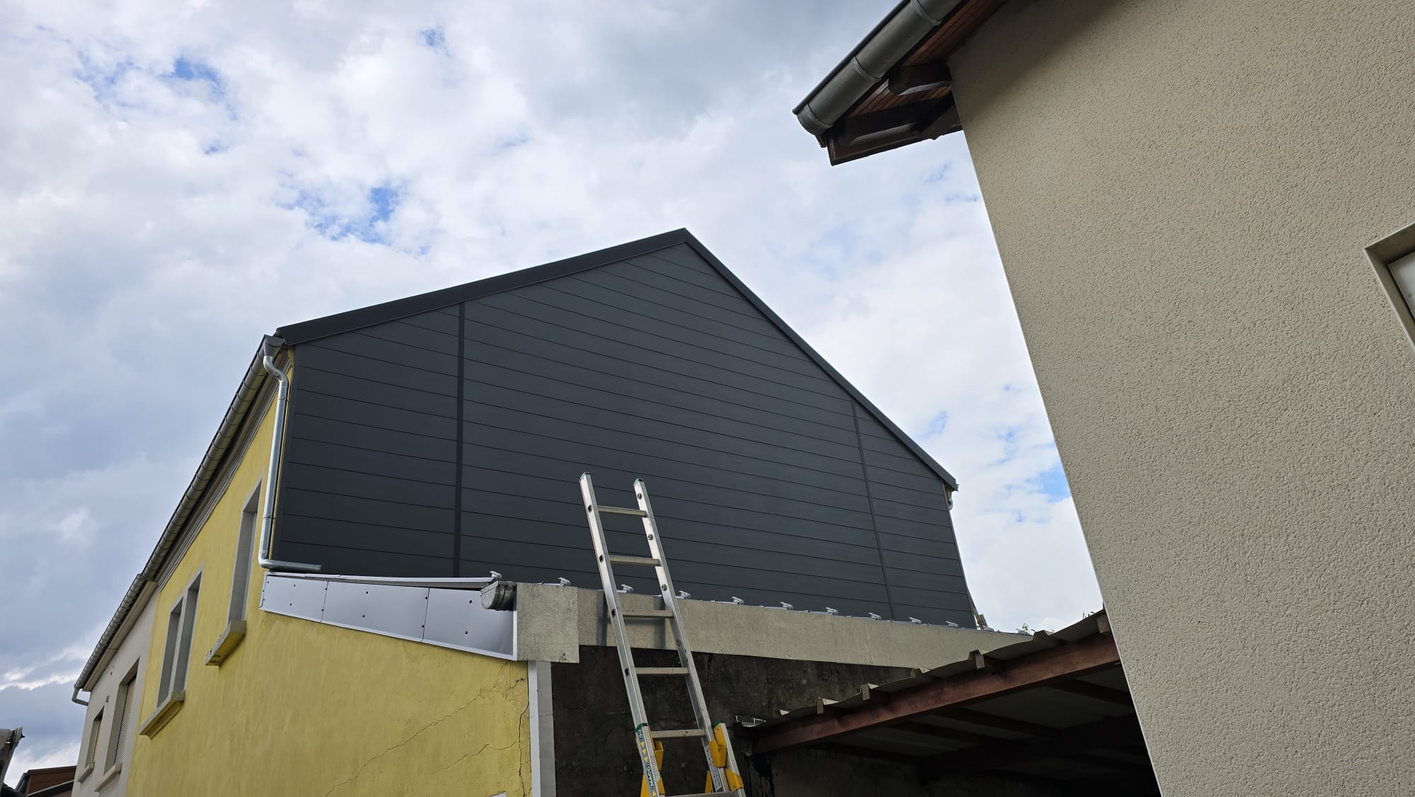 Bac acier gris — vue d'ensemble chantier