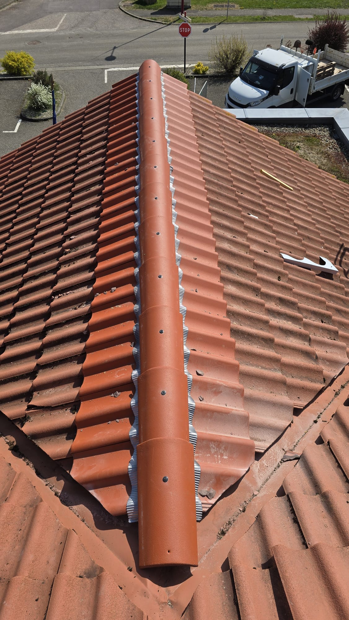 Faîtière posée sur toiture tuiles orange