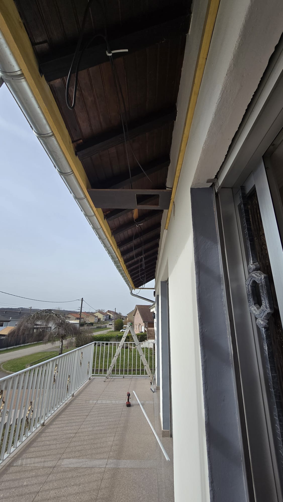 Débord de toit avant travaux